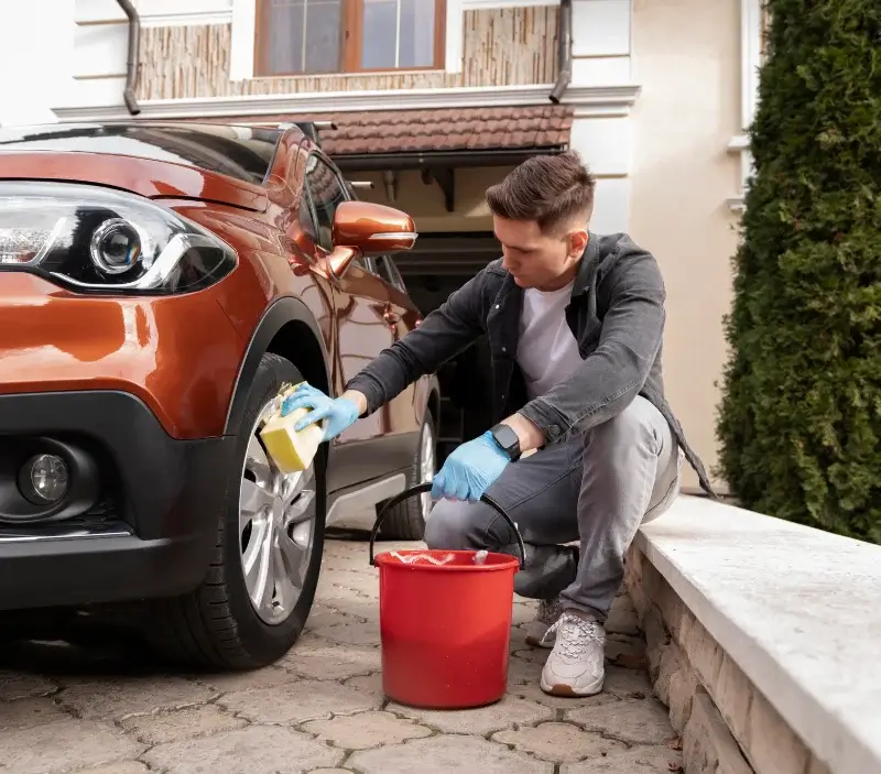 Lavage auto à domicile Chassal-Molinges : professionnel intervenant sur un véhicule